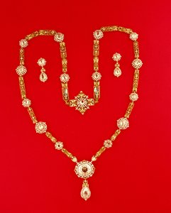 Kolye, Tiffany and Co. New York, 1870 (elmaslar ve emaye yaldızlı)